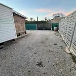 Mobilhome Situé Côté Et Côté Campagne