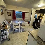 Camping Mobilhome Situé Côté Et Côté Campagne