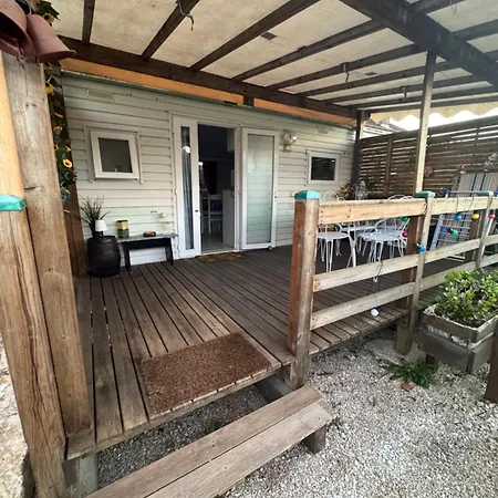 Camping Mobilhome Situé Côté Et Côté Campagne